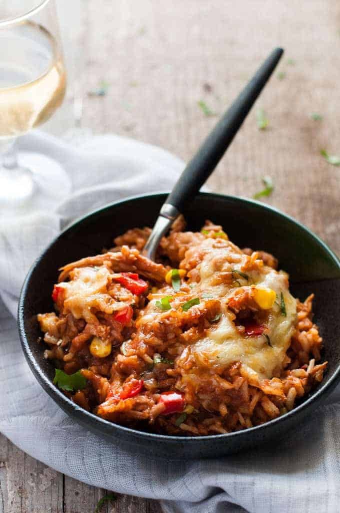 One Pot Chicken Enchilada Rice Casserole - the flavours of chicken enchilada, in a rice casserole, all made in ONE POT on the stove!