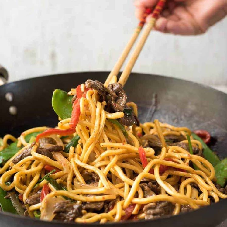 Spicy Beef Hokkien Noodles - An easy midweek meal you can make with whatever veg & proteins you have in your fridge!